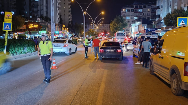ADANA’DA “ABART EGZOZ” TAKILI ARAÇLARA CEZA YAĞDI
