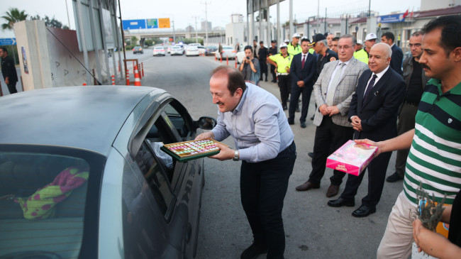 MERSİN VALİSİ PEHLİVAN, BAYRAM İÇİN MERSİN’E GELEN TATİLCİLERİ KENT GİRİŞİNDE KARŞILADI
