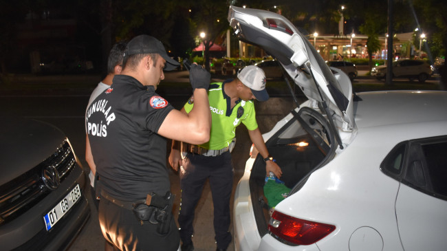 ADANA’DA HELİKOPTER DESTEKLİ “HUZUR VE GÜVEN” UYGULAMASINDA, FARKLI SUÇLARDAN ARANAN 53 KİŞİ YAKALANDI