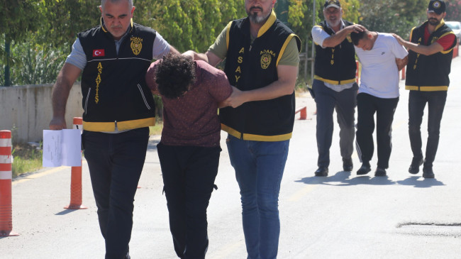 ADANA’DA 2 KİŞİYİ SİLAH VE BIÇAK ZORUYLA GASPETTİKLERİ GEREKÇESİYLE YAKALANAN 2 ŞÜPHELİ TUTUKLANDI