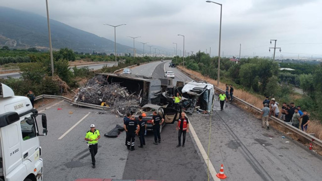 HATAY’DA DEVRİLEN TIRA OTOMOBİL ÇARPTI, 1 KİŞİ ÖLDÜ, 2 KİŞİ YARALANDI