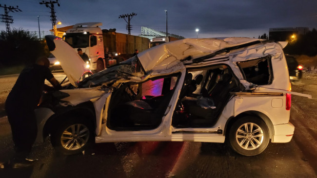 HATAY’DA TIR İLE HAFİF TİCARİ ARAÇ ÇARPIŞTI, 1 KİŞİ ÖLDÜ, 1 KİŞİ YARALANDI