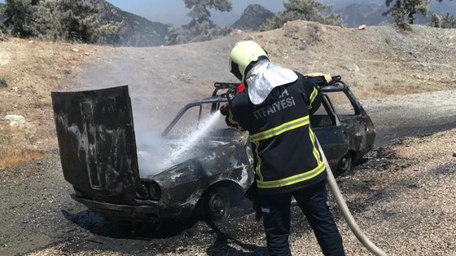 ADANA’DA  SEYİR HALİNDEYKEN YANGIN ÇIKAN OTOMOBİL KULLANILAMAZ HALE GELDİ