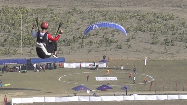 ADANA’DA DÜZENLENEN TÜRKİYE YAMAÇ PARAŞÜTÜ HEDEF ŞAMPİYONASI FİNALİ BAŞLADI