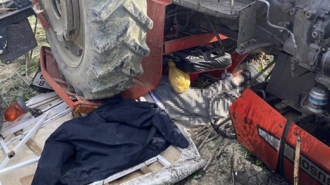 ADANA’DA DEVRİLEN TRAKTÖRÜN SÜRÜCÜSÜ, ARACIN ALTINDA KALARAK HAYATINI KAYBETTİ