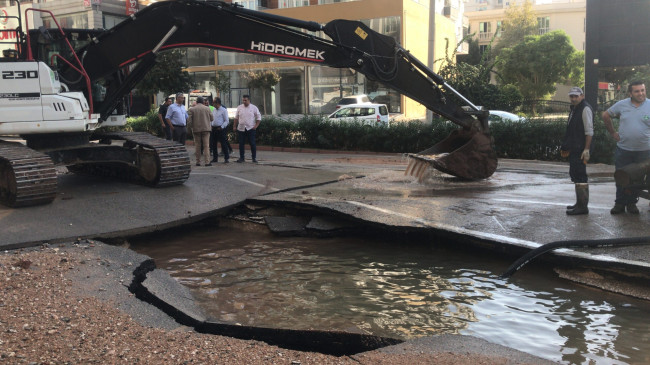 ADANA’NIN MERKEZ ÇUKUROVA İLÇESİNDE, İÇME SUYU BORUSUNUN PATLADIĞI YOLDA GÖÇÜK OLUŞTU