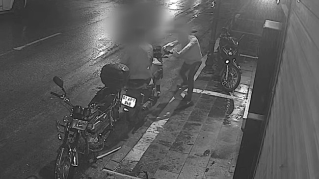 ADANA’DA MOTOSİKLET VE İKİ ELEKTRİKLİ BİSİKLET ÇALAN HIRSIZLIK ZANLISI GÜVENLİK KAMERASINDAN TESPİT EDİLEREK YAKALANIP TUTUKLANDI