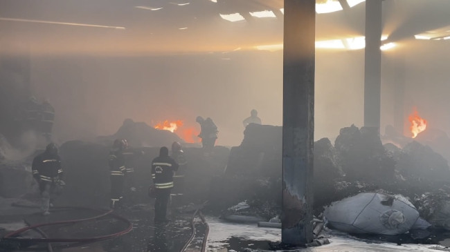 GAZİANTEP’TE GERİ DÖNÜŞÜM FABRİKASINDA ÇIKAN YANGIN SÖNDÜRÜLDÜ