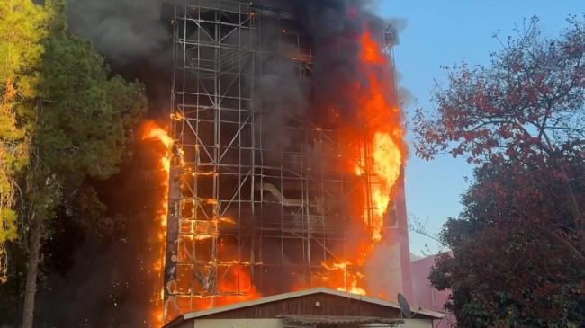 ADANA’DA ESKİ DEVLET HASTANE BİNASINDA  YANGIN ÇIKTI