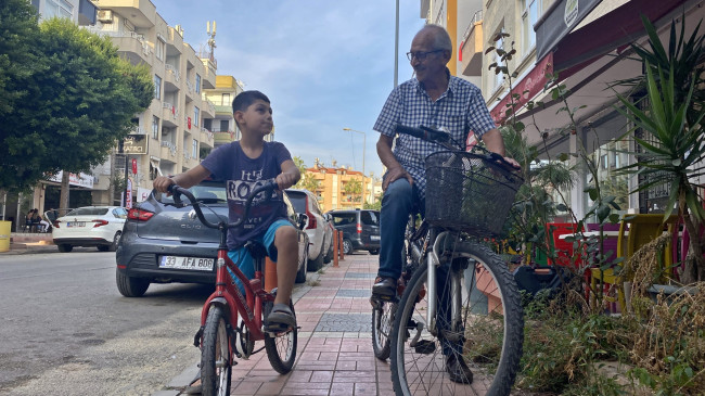 MERSİN’DE 82 YAŞINDAKİ MUHTAR, MAHALLESİNDEKİ EKSİKLERİ TESPİT ETMEK İÇİN HER SABAH SOKAKLARI BİSİKLETİYLE DOLAŞIYOR