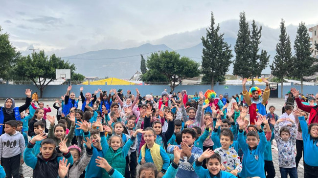 HATAY’DA OKULUN KARŞISINDA HASARLI BİNANIN USULSÜZ YIKIMINA TANIK OLAN ÖĞRENCİLERE MORAL ETKİNLİĞİ