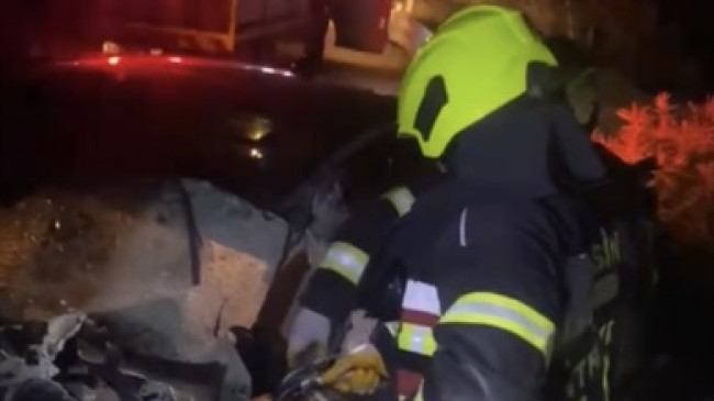 MERSİN’DE TIRA ARKADAN ÇARPAN OTOMOBİLDE SIKIŞAN SÜRÜCÜYÜ İTFAİYE KURTARDI