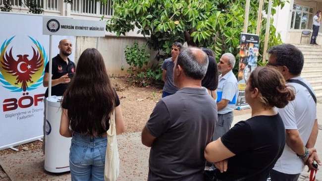 MERSİN’DE ÜNİVERSİTE ÖĞRENCİLERİ TERÖRE KARŞI BİLGİLENDİRİLİYOR