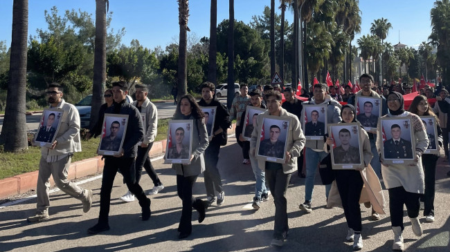 ADANA’DA ÜNİVERSİTE ÖĞRENCİLERİ ŞEHİT ASKERLER İÇİN YÜRÜDÜ