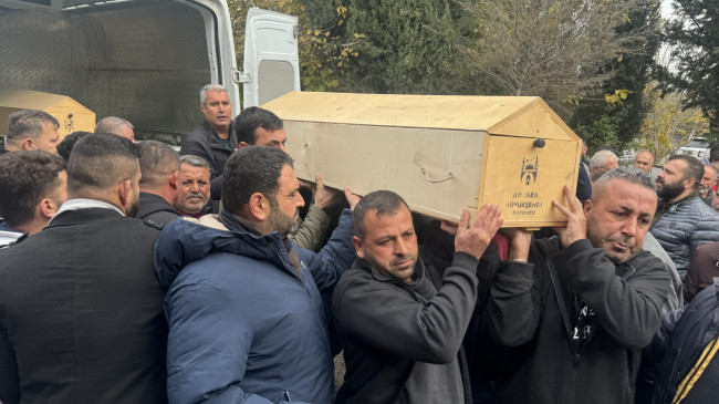 ADANA’DA YANGINDA YAŞAMINI YİTİREN ÇİFT İLE İKİZ BEBEKLERİNİN CENAZESİ DEFNEDİLDİ