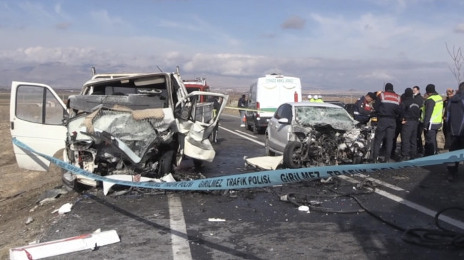NİĞDE-ADANA KARAYOLU BEREKE KÖYÜ YAKINLARINDA FECİ KAZA 1 ÖLÜ, 2 YARALI