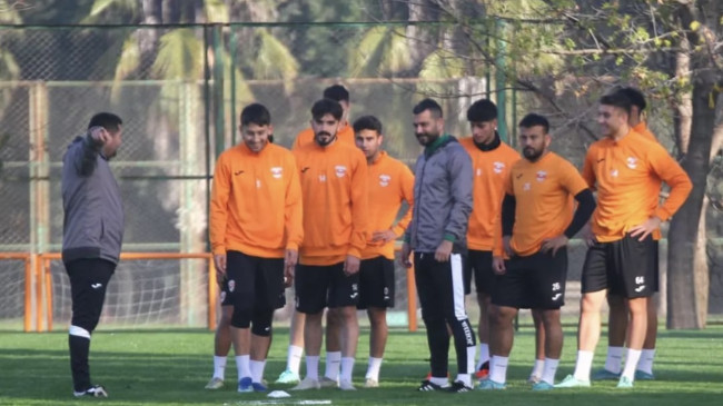 ADANASPOR 3 FUTBOLCUYLA YOLLARINI AYIRDI