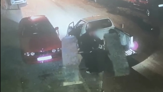 MERSİN’DE OTO TAMİR DÜKKANININ ÖNÜNDEKİ RAMPANIN 2 KİŞİ TARAFINDAN PLAKASIZ KAMYONETE YÜKLENEREK ÇALINMASI KAMERADA