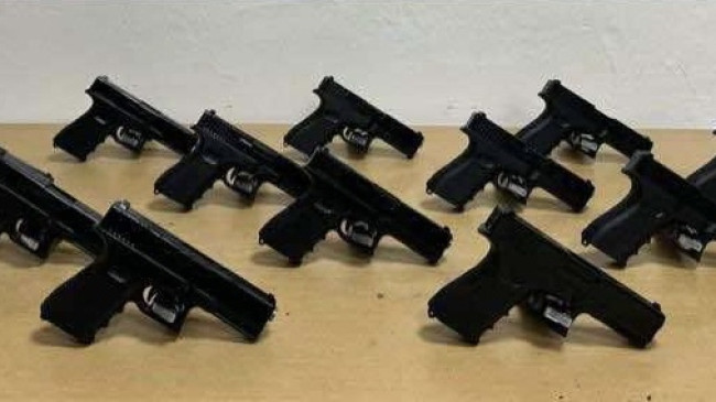 ADANA’DA BİR ARAÇTA RUHSATSIZ 12 TABANCA ELE GEÇİRİLDİ