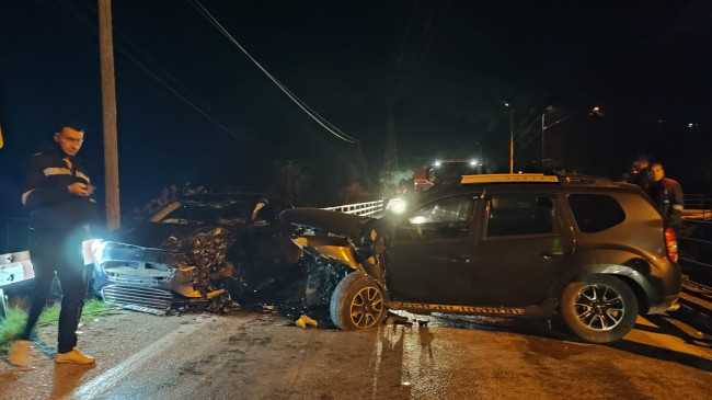 ADANA’NIN KOZAN İLÇESİNDE 2 OTOMOBİLİN ÇARPIŞTIĞI KAZADA 2 KİŞİ YARALANDI