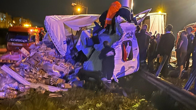 ADANA’DA BARİYERLERE ÇARPAN GIDA YÜKLÜ TIRIN SÜRÜCÜSÜ YARALANDI