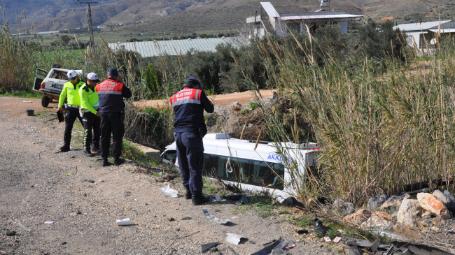 MERSİN’DE YOLCU MİNİBÜSÜ İLE OTOMOBİL ÇARPIŞTI 1 KİŞİ ÖLDÜ, 13 KİŞİ YARALANDI