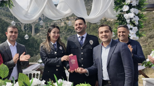ADANA’DA POLİS ÇİFT, NİKAH MASASINA ÜNİFORMALARIYLA OTURDU