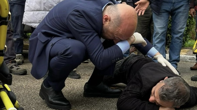 ADANA’DA YARALANAN SÜRÜCÜYE İLK MÜDAHALEYİ BELEDİYE BAŞKAN ADAYI HALİL NACAR YAPTI