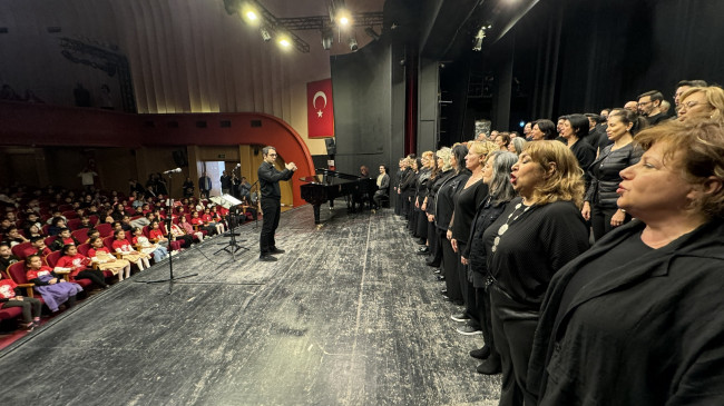 DEVLET ÇOKSESLİ KOROSU, ADANA’DA DEPREMZEDE ÇOCUKLARLA BULUŞTU