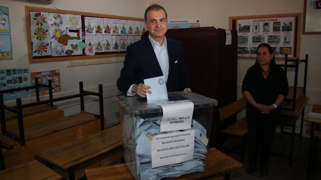 AK PARTİ SÖZCÜSÜ ÖMER ÇELİK, OYUNU ADANA’DA MEZUN OLDUĞU İLKOKULDA KULLANDI