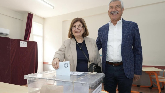 ADANA BÜYÜKŞEHİR BELEDİYE BAŞKANI VE CHP ADAYI ZEYDAN KARALAR OYUNU KULLANDI