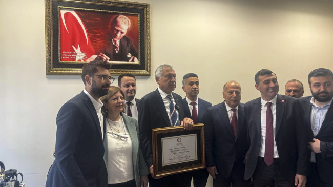 ADANA BÜYÜKŞEHİR BELEDİYE BAŞKANLIĞINA YENİDEN SEÇİLEN KARALAR, MAZBATASINI ALDI