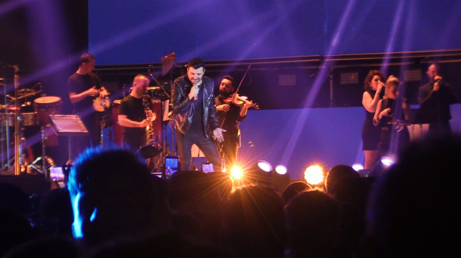 GÖKHAN TEPE, ADANA’DAKİ ULUSLARARASI PORTAKAL ÇİÇEĞİ KARNAVALI’NDA SAHNE ALDI