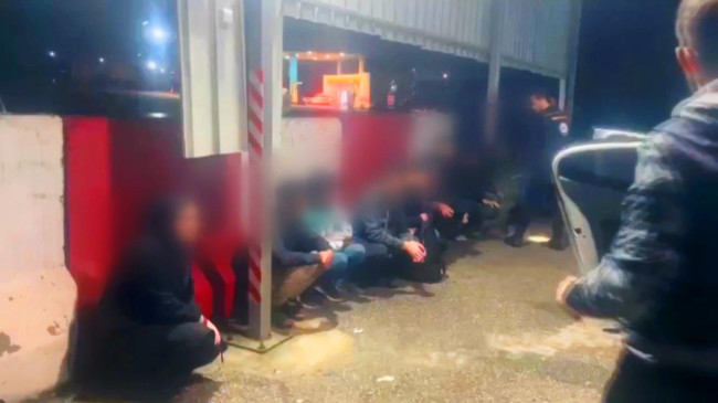 OSMANİYE’DE YURDA YASA DIŞI YOLLARLA GİRDİĞİ BELİRLENEN 13 DÜZENSİZ GÖÇMEN YAKALANDI…