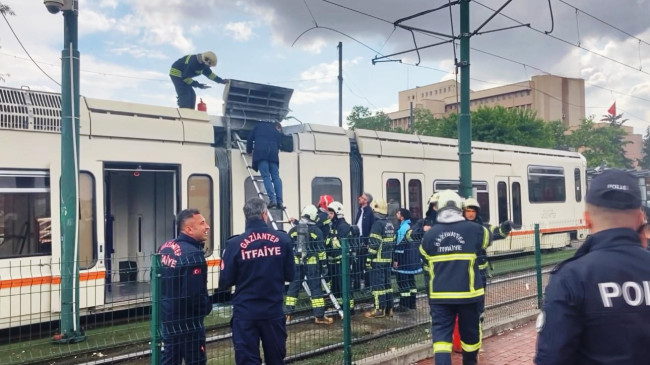 GAZİANTEP’TE TRAMVAYIN ÜSTÜNE YILDIRIM DÜŞTÜ!