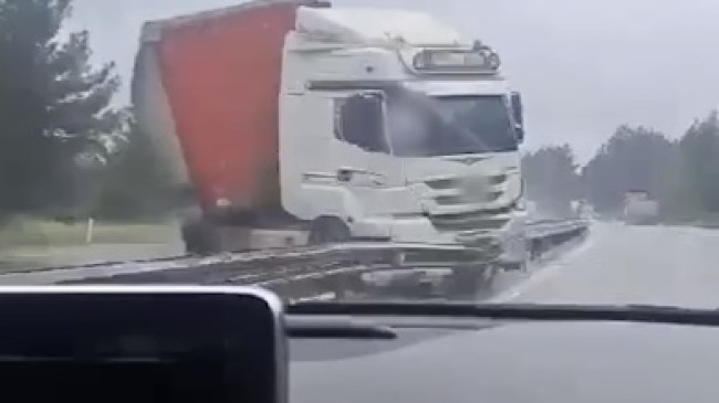 ADANA’DA 7 KİŞİNİN YARALANDIĞI KAZADA TIRIN OTOMOBİLE ÇARPMASI KAMERADA