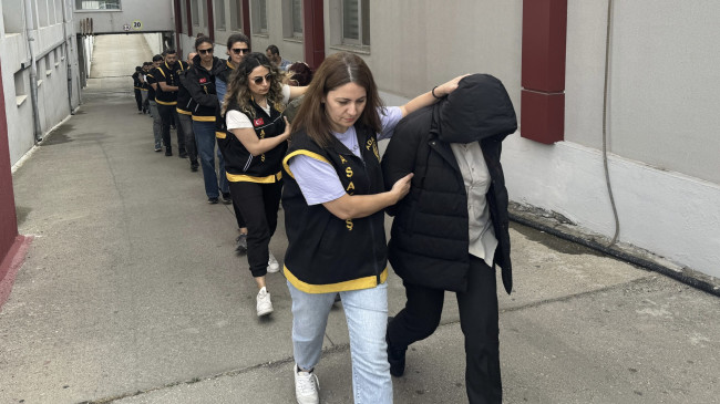 Adana merkezli 4 ilde düzenlenen dolandırıcılık operasyonunda gözaltına alınan 35 şüpheliden 18’i tutuklandı.