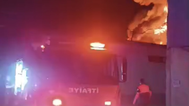 Adana’da ahşap imalathanesinde çıkan yangın Ekiplerin çalışmasıyla kontrol altına alındı.