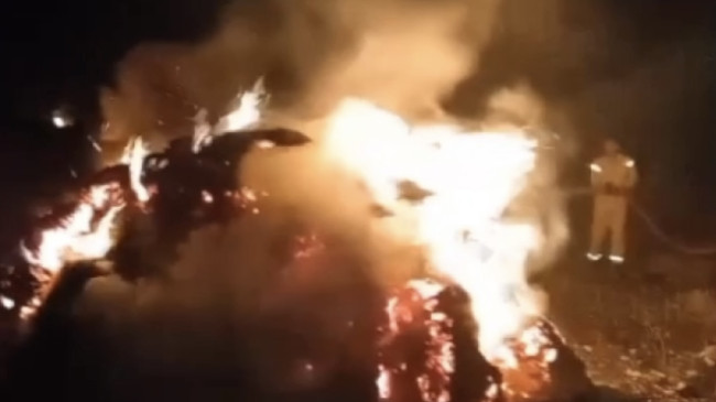 Adana’nın Feke ilçesinde, tarlada alev alan ekin yığını yandı.