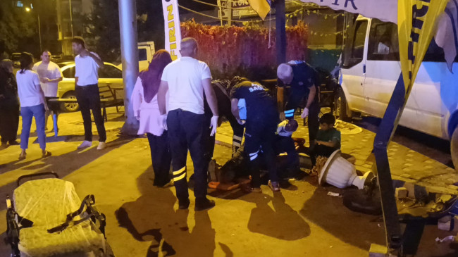 ADANA’DA MİNİBÜS OTOMOBİLLE ÇARPIŞIP İŞ YERİNE GİRDİ 1’İ ÇOCUK 4 KİŞİ YARALANDI