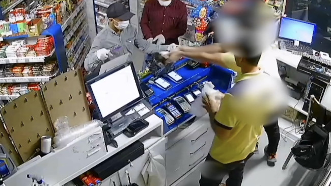 Adana’da bir akaryakıt istasyonunda 2 kişi tabanca ve bıçakla, görevlileri tehdit ederek 20 bin lira gasbetti.