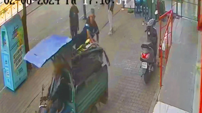 ADANA’DA HIRSIZ MOTOSİKLETİ SAHİBİYLE BİRLİKTE ÇALDI