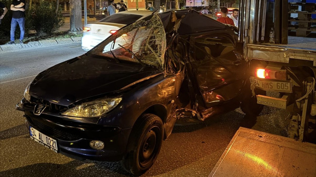 Adana’da park halindeki kamyona çarpan otomobilin sürücüsü hayatını kaybetti.