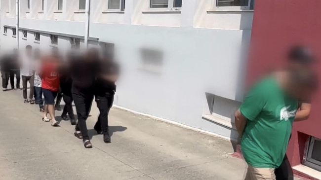 Adana’da uyuşturucu satıcılarına yönelik operasyonlarda gözaltına alınan 66 şüpheliden 44’ü tutuklandı.