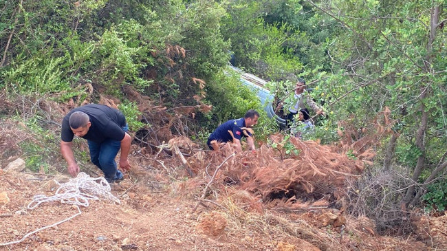 Adana’da ağaçlık alana devrilen otomobildeki 7 kişi yaralandı