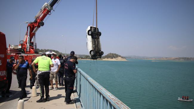 ADANA’DA KÖPRÜDEN BARAJ GÖLÜNE DÜŞEN OTOMOBİLDEKİ AYNI AİLEDEN 4 KİŞİ HAYATINI KAYBETTİ