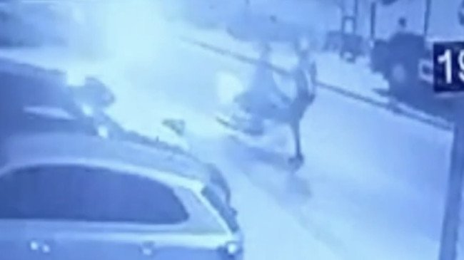 Adana’da “dur” ihtarına uymayan motosiklet sürücüsü, çarptığı yunus polisini yaraladı