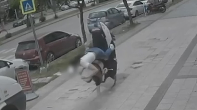 ADANA’DA, TURGUT ÖZAL BULVARINDA İLERLEDİĞİ KALDIRIMIN BOZUK TAŞINA ÇARPAN MOTOSİKLET TAKLA ATTI.. SÜRÜCÜ VE ARKADAŞI YARALANDI