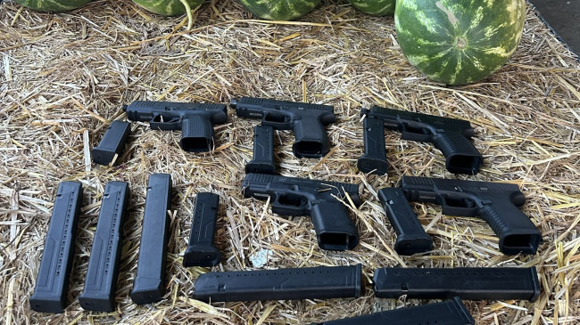 Adana’da karpuz tezgahında 5 ruhsatsız tabanca ele geçirildi