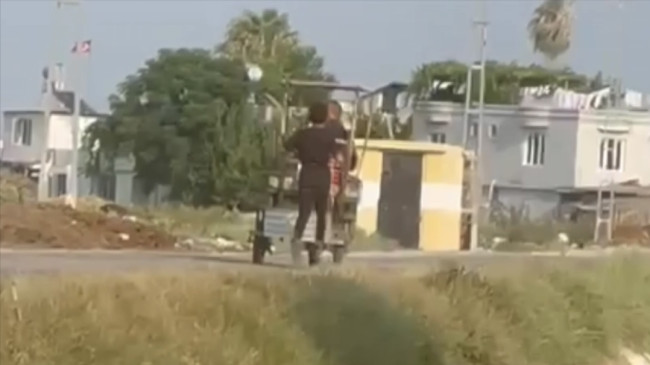 ADANA’DA BİR BABA OĞLUNU CEZALANDIRMAK İÇİN BELİNE İP BAĞLAYIP ELEKTRİKLİ BİSİKLETİN ARKASINDAN METRELERCE KOŞTURDU